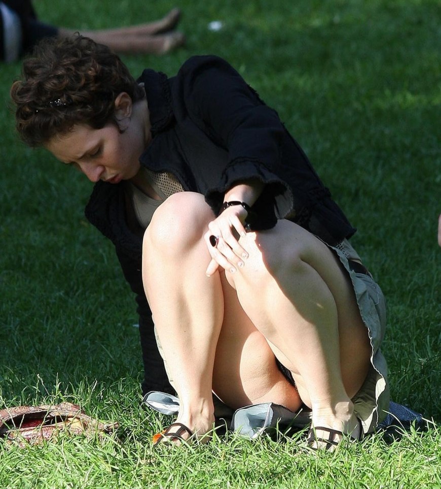 Под мини юбкой без трусов