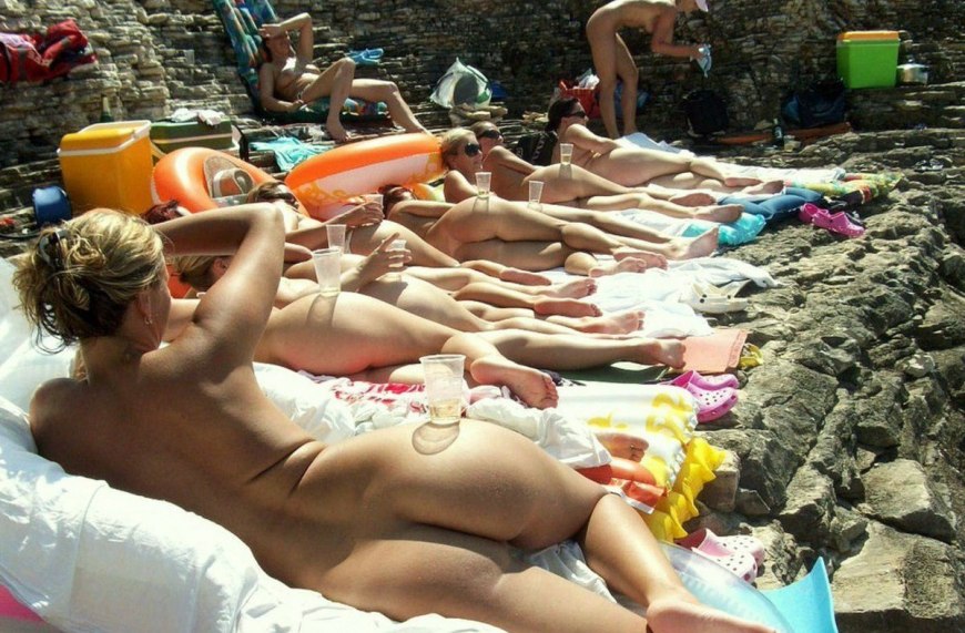 Девчонки голые на фестивале