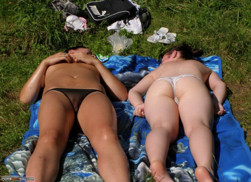 Большие лобки в купальниках