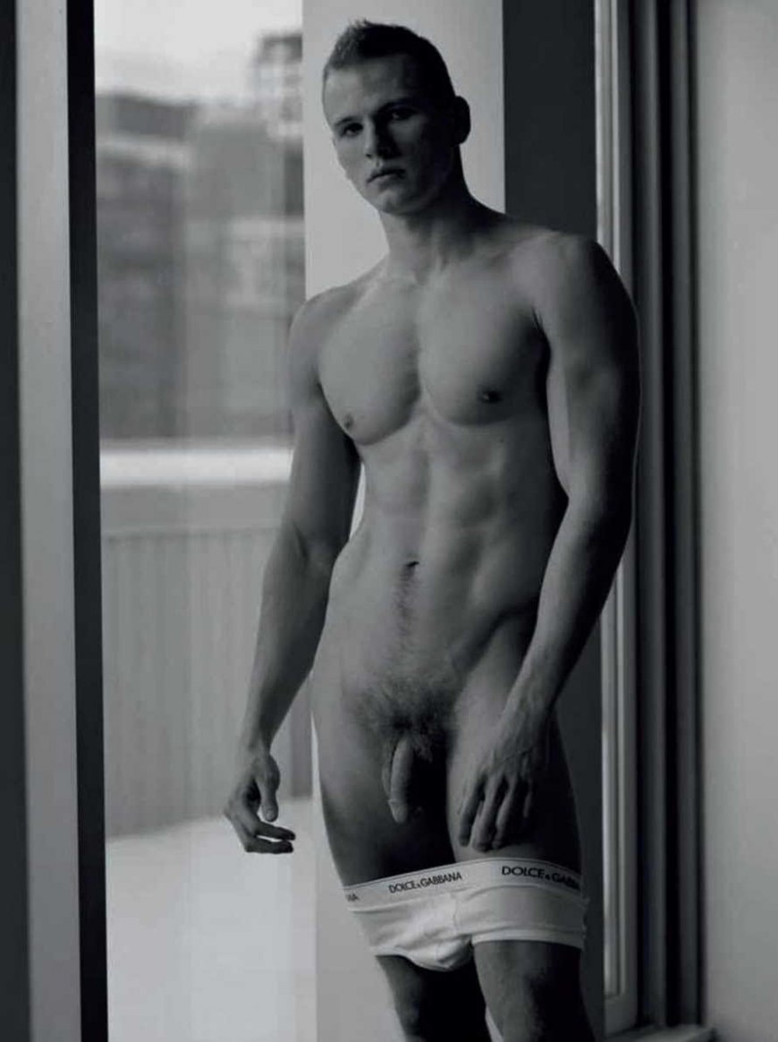 Крупные молодые голые парни