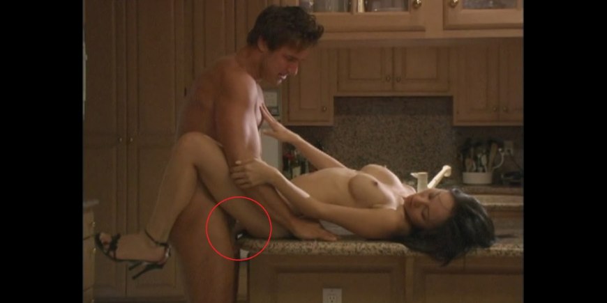 Фотосессия в стиле ню на кухне