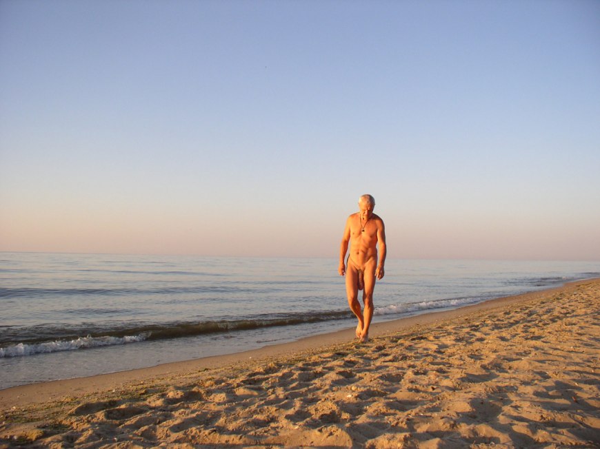 Нудиская парочка на велопрогулке