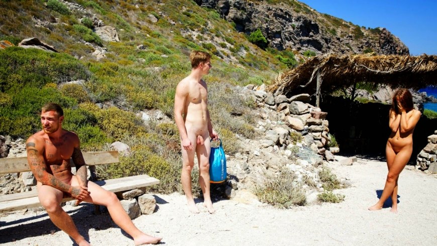 Голые мужчины и женщины на диком пляже