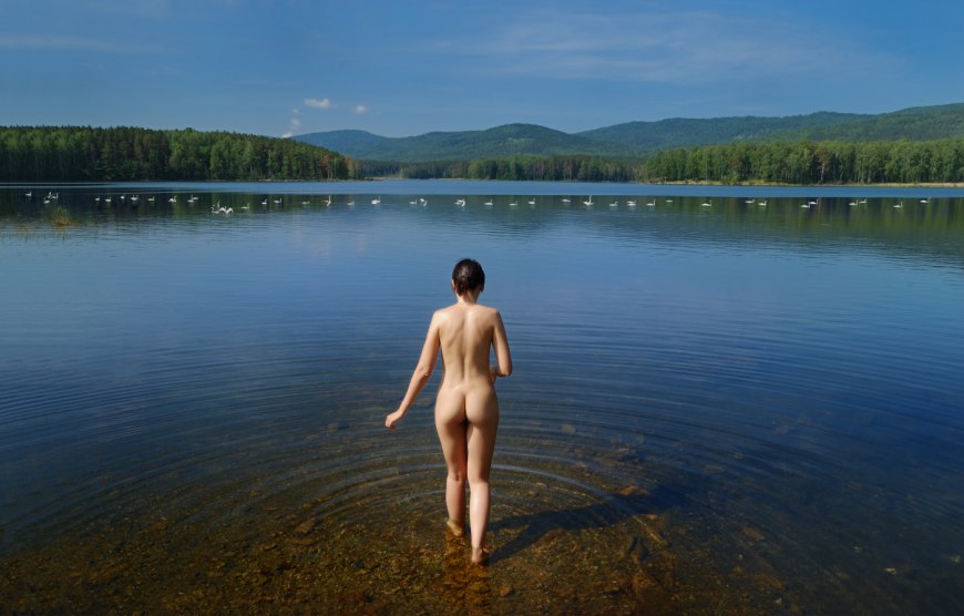 Голые мужчины и женщины на пляже