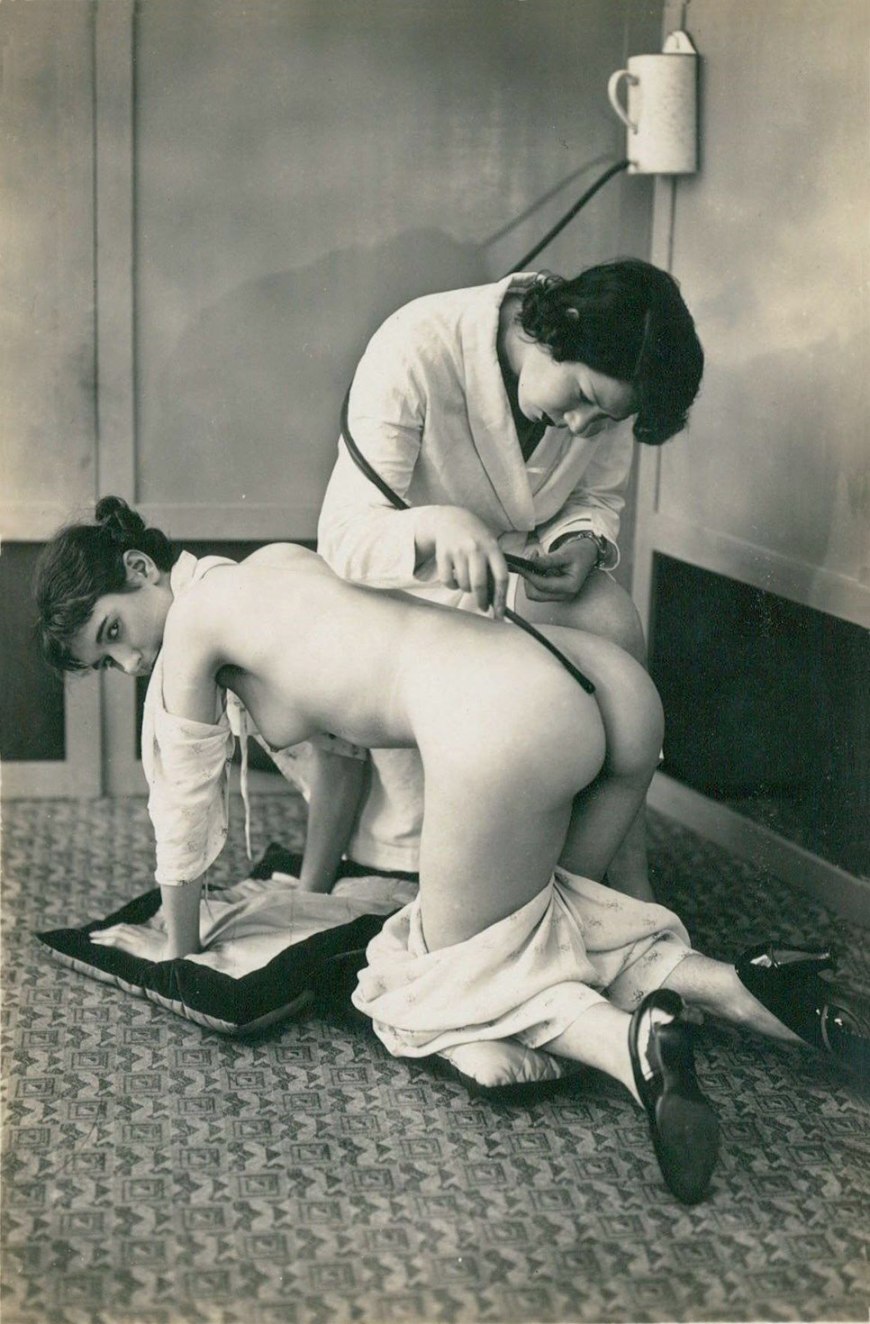 Голая старушка в кресле