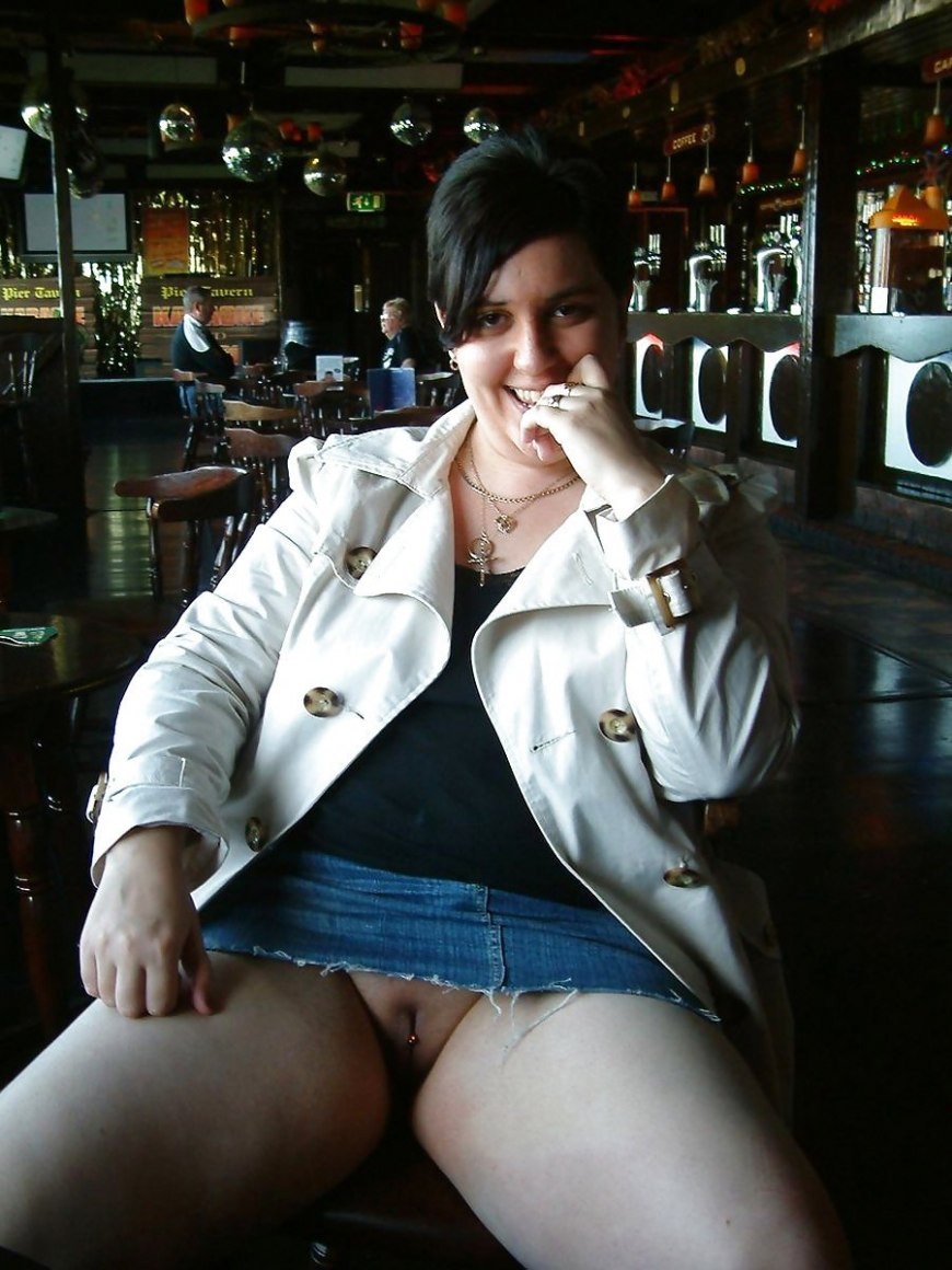 Зрелая засветила под юбкой