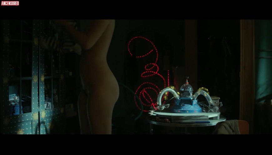 Ноэми Мерлан голая грудь