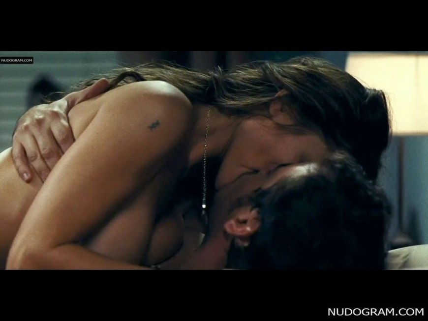 Эльза Патаки голая в фильме