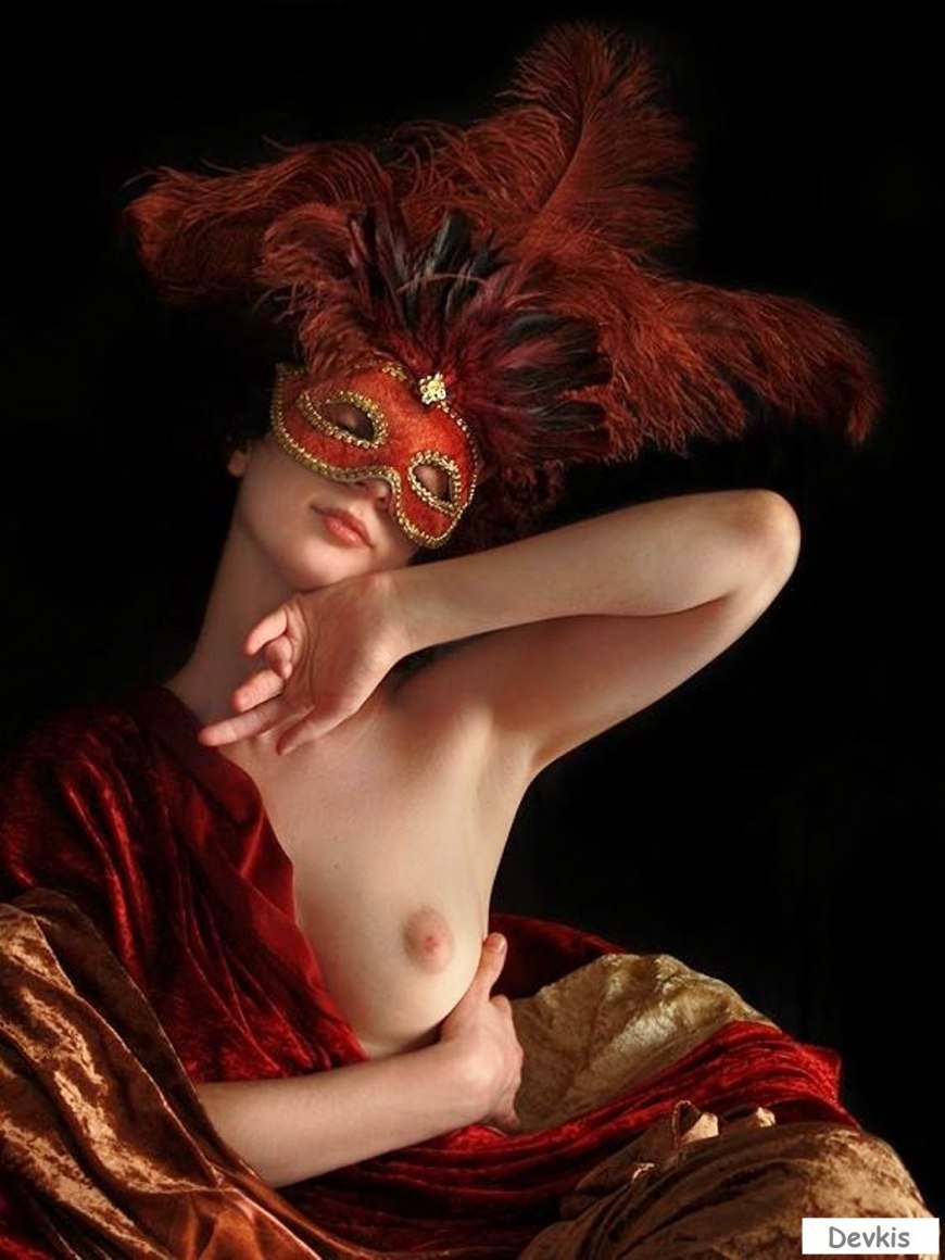 Жены позируют в чулочках и маске