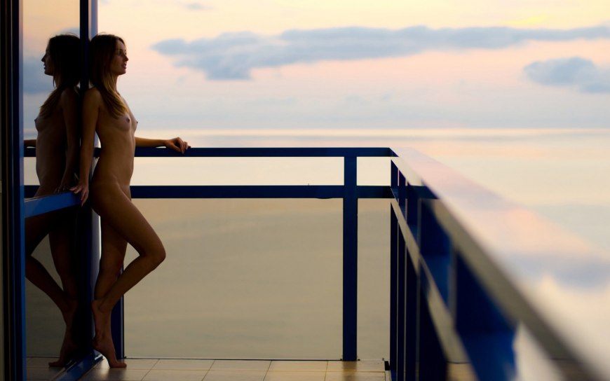 Девушка топлесс на балконе