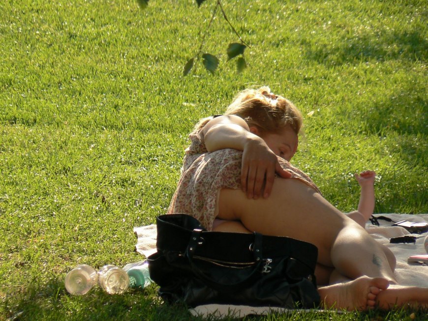 Без трусов под юбкой подсмотренное