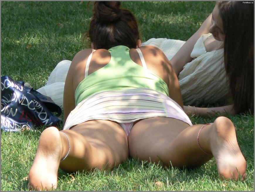 Трусики под юбкой подглядывание