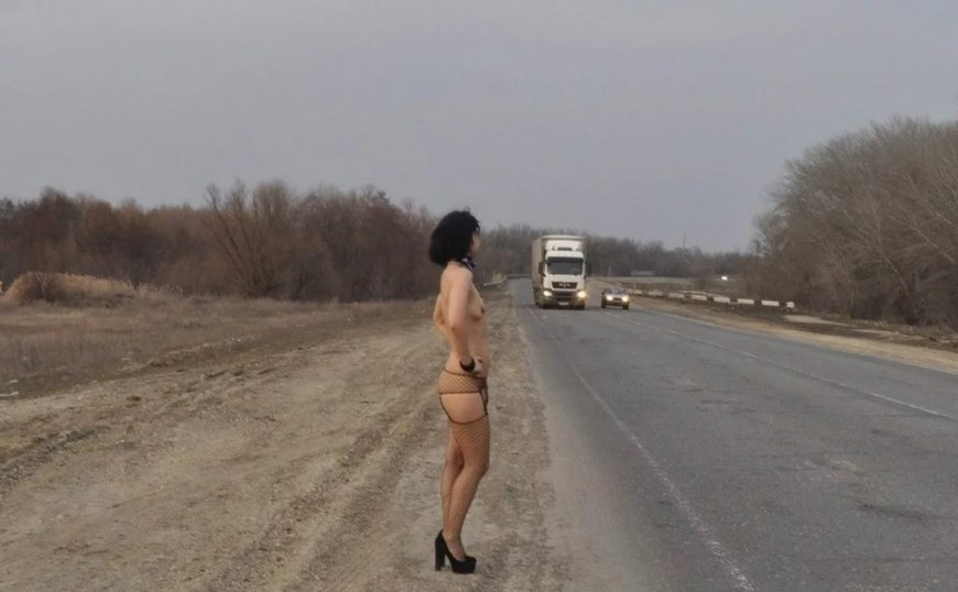 Голышом на дороге частное эро