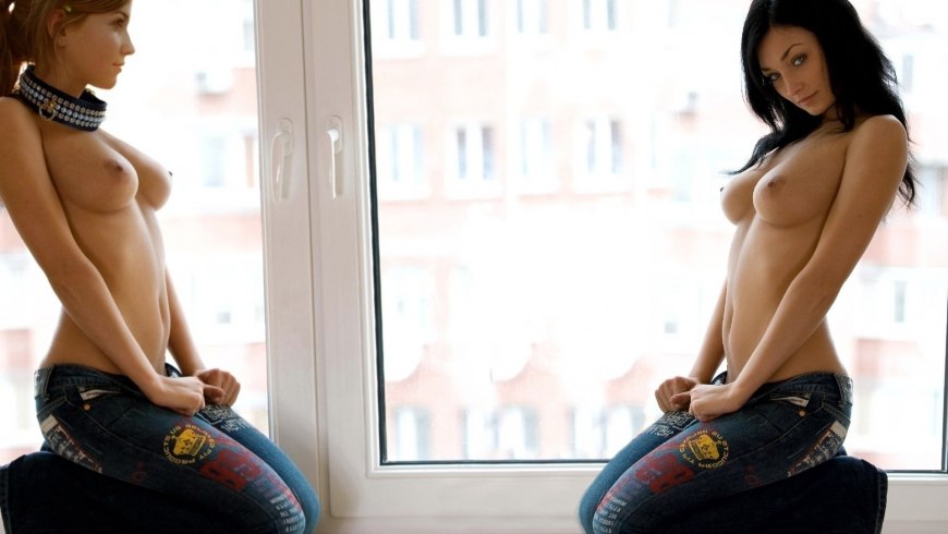 Женщина топлесс в брюках