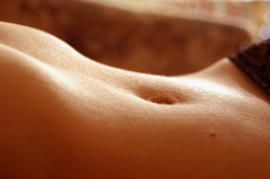 Небольшой женский животик