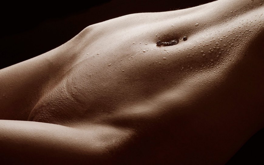 Голые женщины ласкают себя