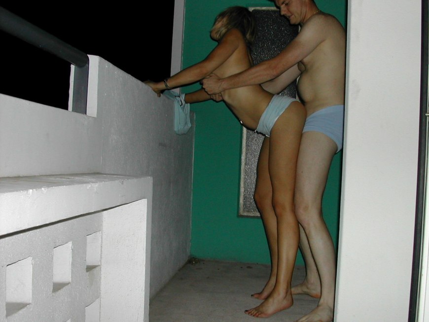 Частное ню на балконе отеля