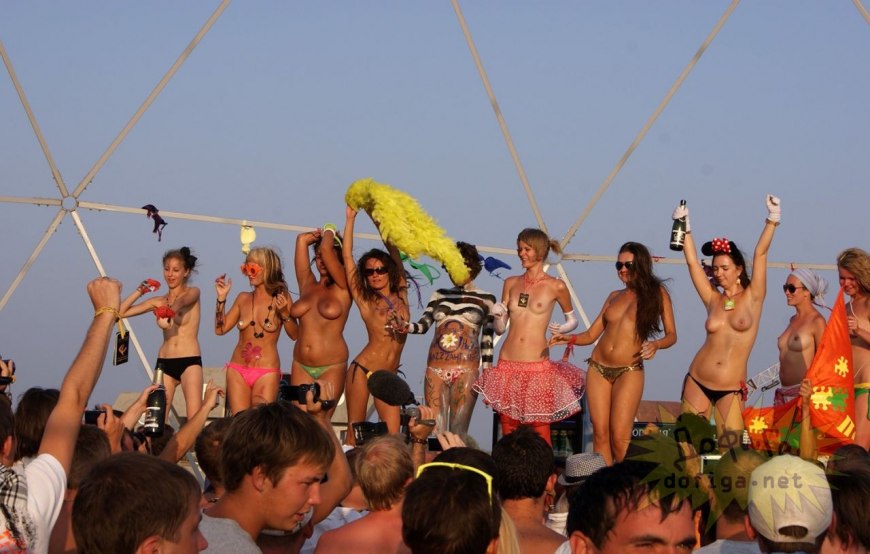 Загорает на пляже раздвинув ноги