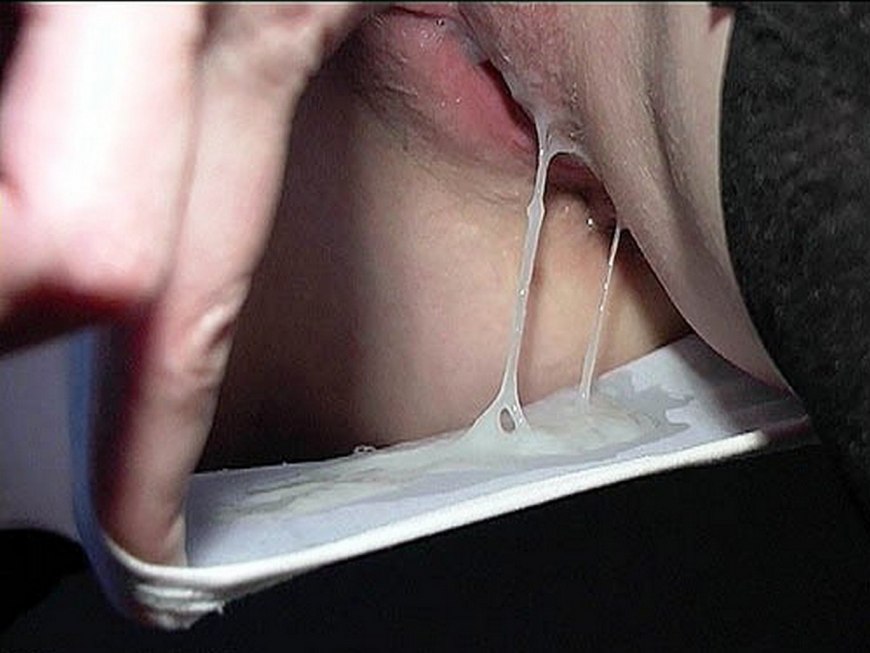 Девушка заглядывает в трусики