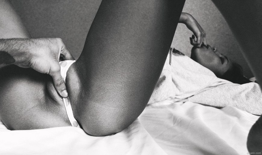 Мужская рука в женских трусиках