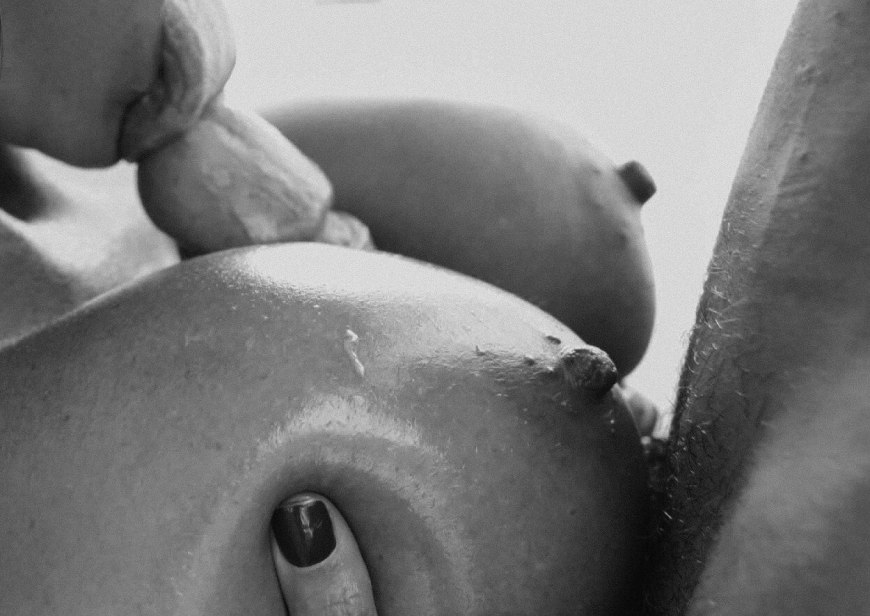 Член между Сисек черно белое