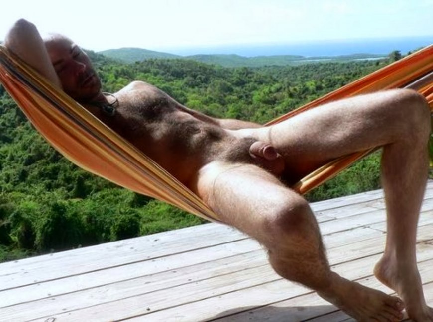 Парни загорают нагишом