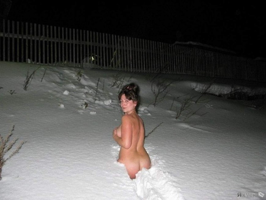 Голая женщина в зимнем лесу