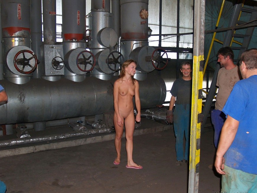 Девушка разделась на заводе