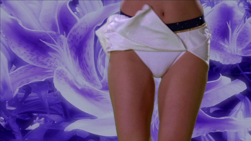 Плейбой голая женщина на шкуре тигра