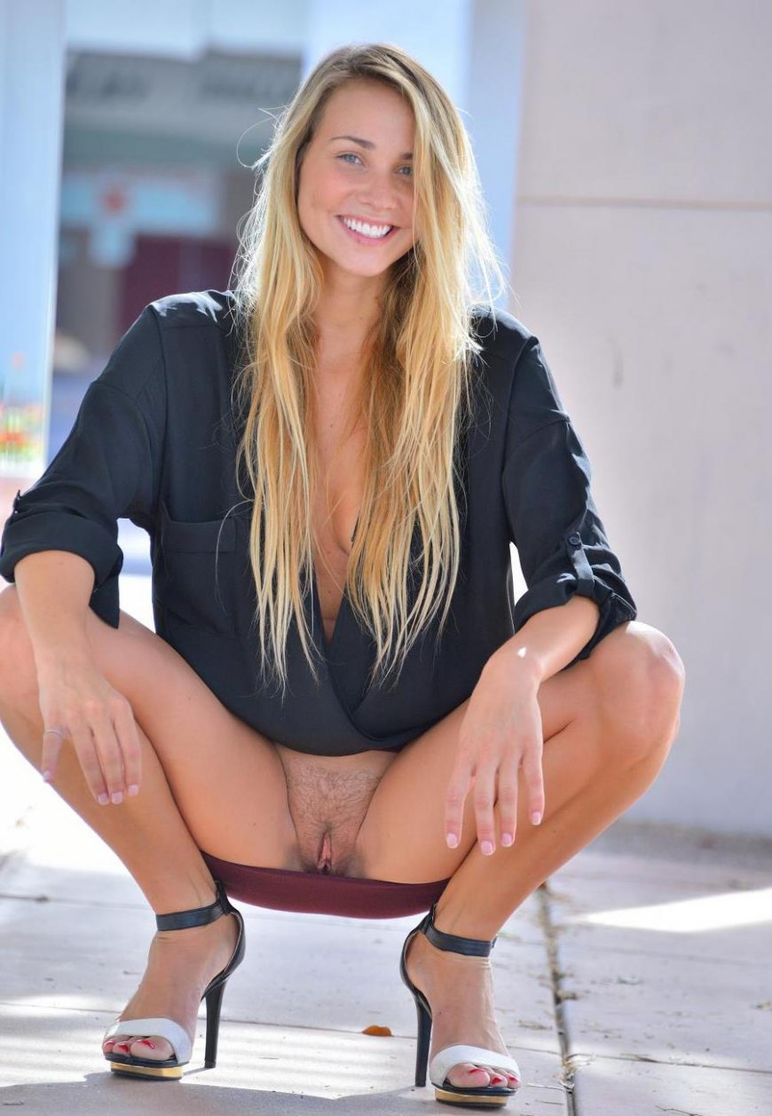 Девушки без трусов под юбкой