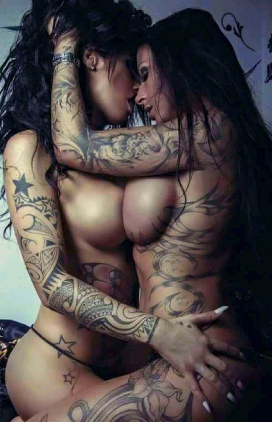 Татуированные девушки лесби