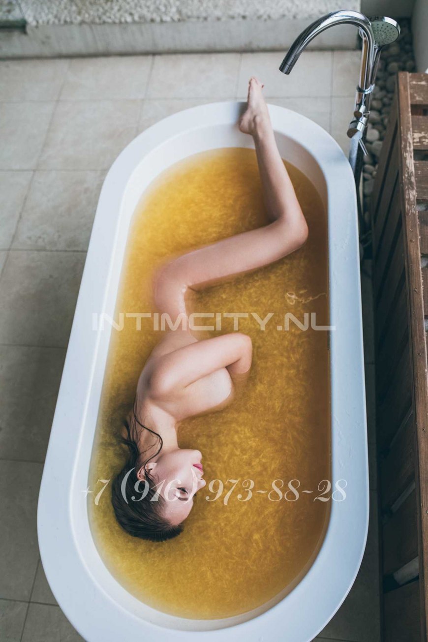 Полные девушки в ванной