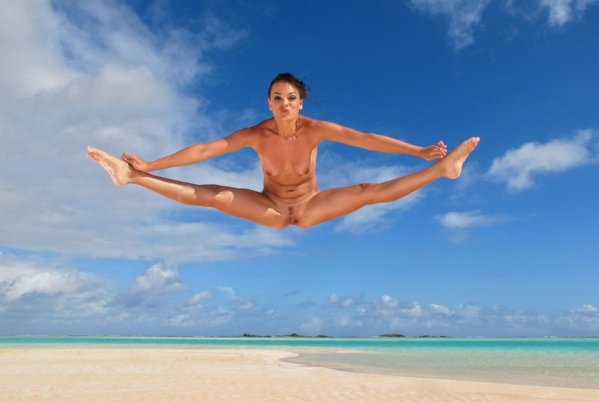 Голые девки прыгают в воду