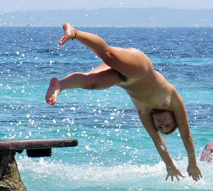 Голые девки прыгают в воду