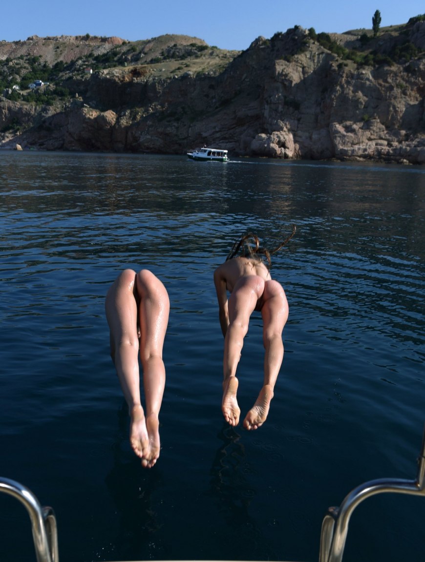 Голые девки прыгают в воду