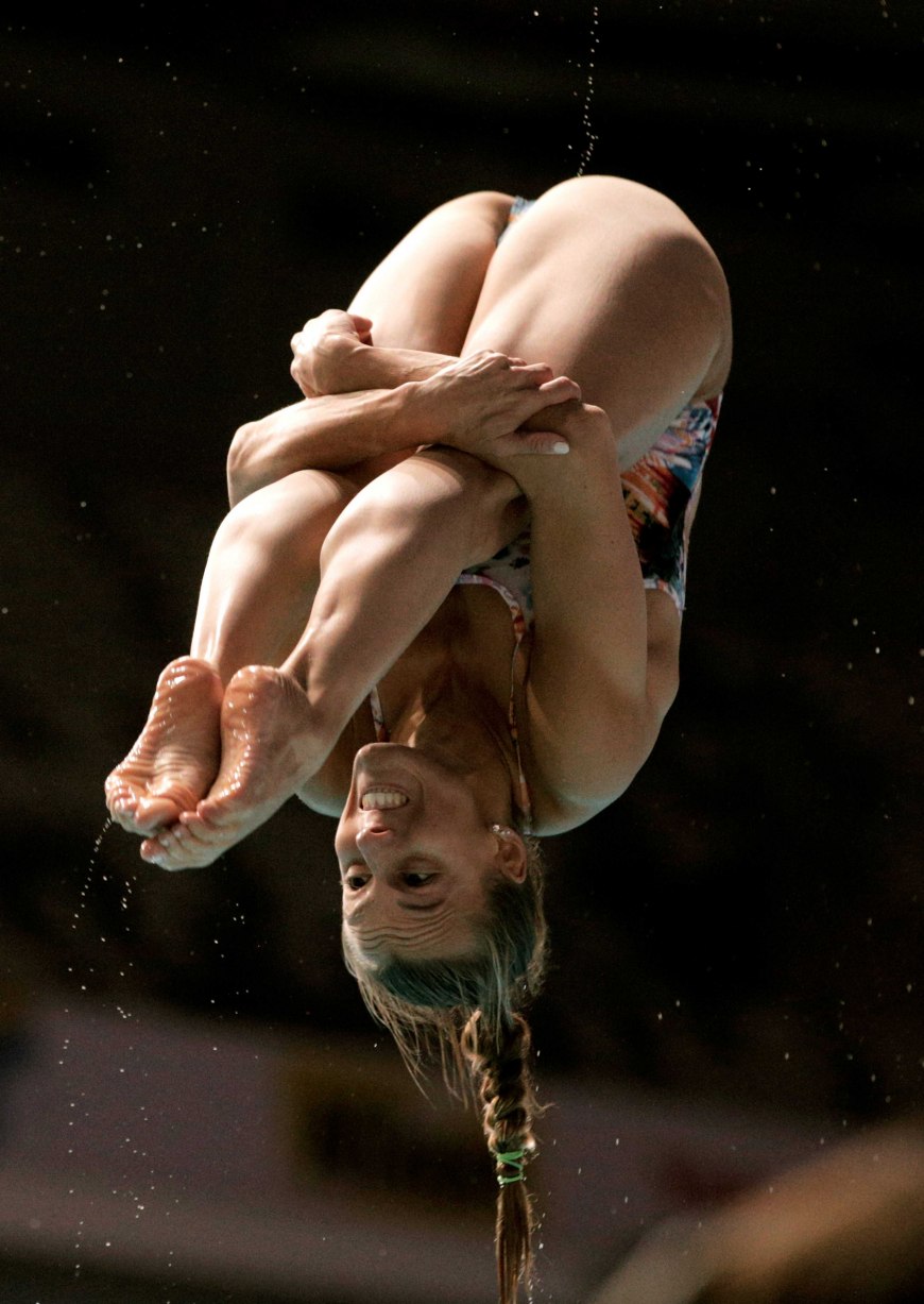 Ню гимнастика на улице