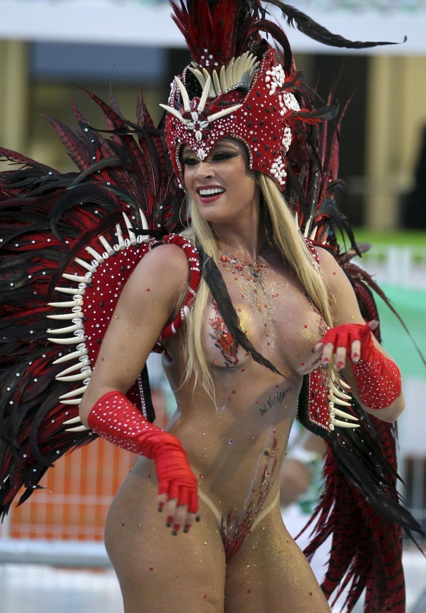 Бразильянки на карнавале в Рио-де-Жанейро ню