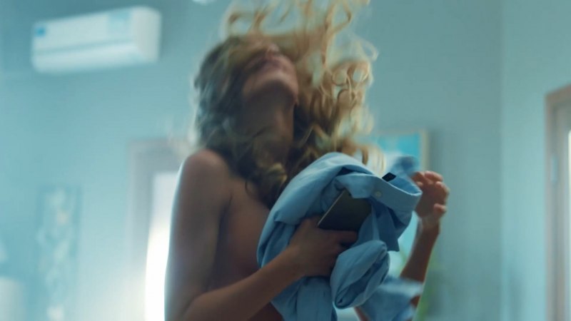 Арина Постникова в купальнике