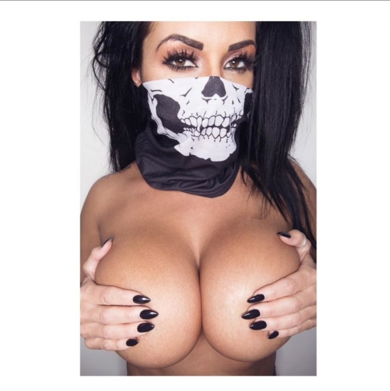 Огромные сиськи в масках.