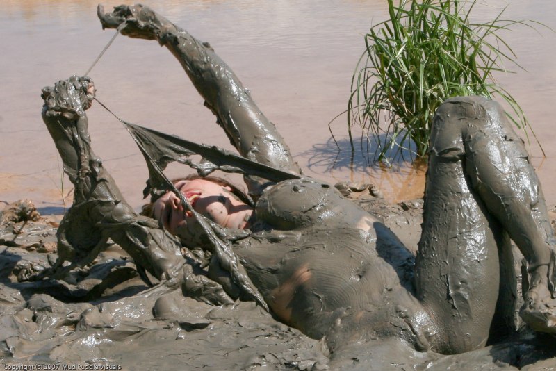 Голая грязная в болоте