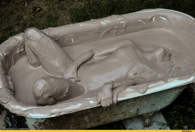 Фотосессия голых в глине