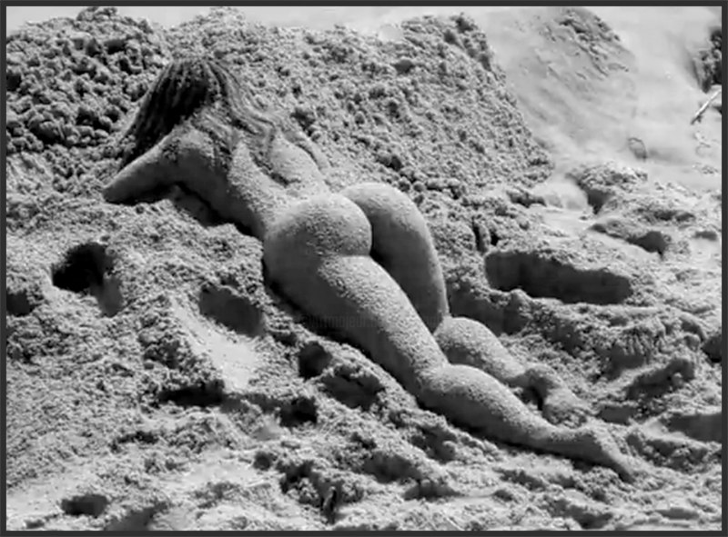 Голые женские попы в песке