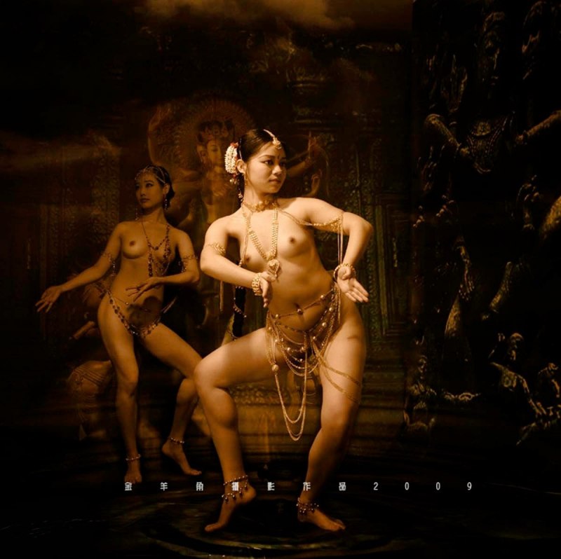 Голые стриптизерши на шесте