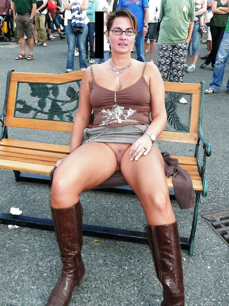 Девушки в юбках без трусов