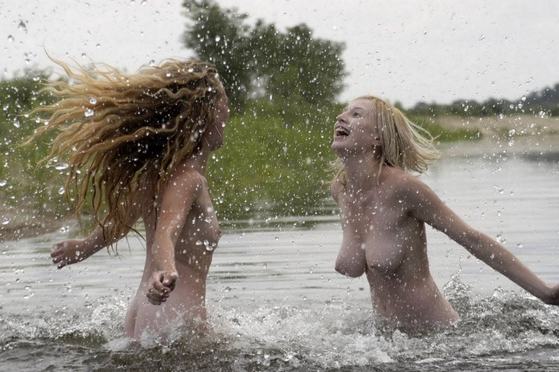 Голые женщины на берегу реки