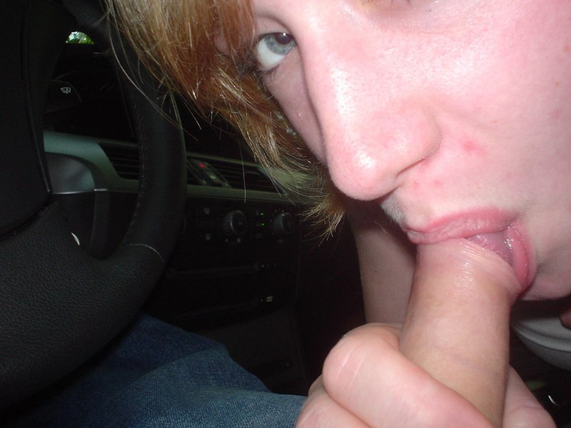 Девушка отсасывает в машине