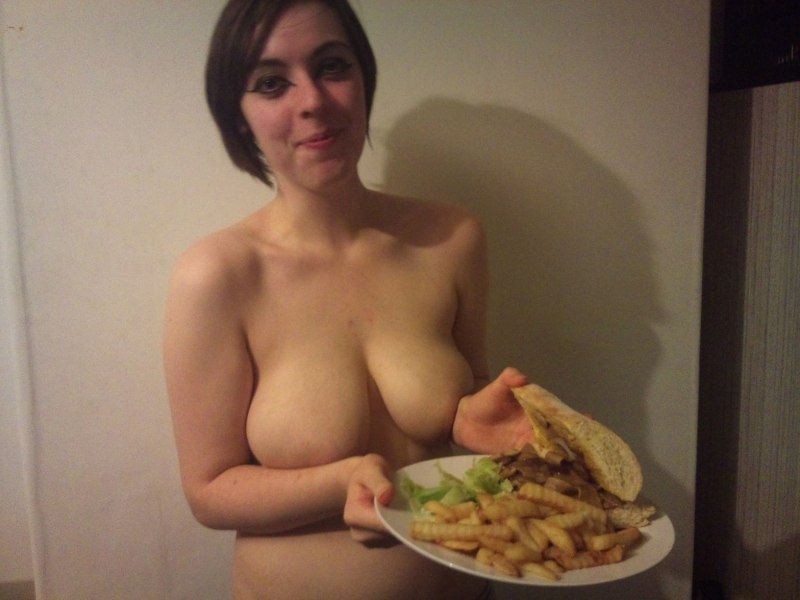 Нудистки развлекаются