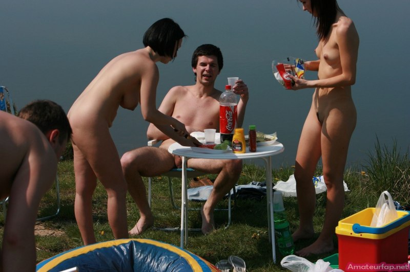 Официантки с голыми сиськами