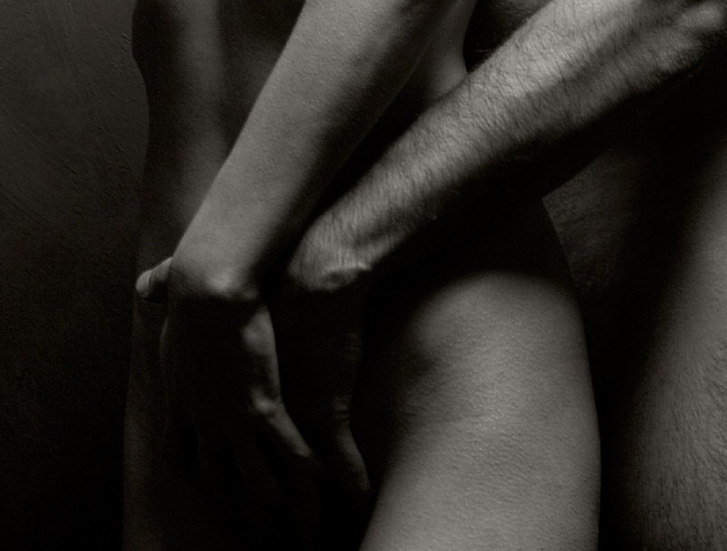 Эротика, в женской руке мужские