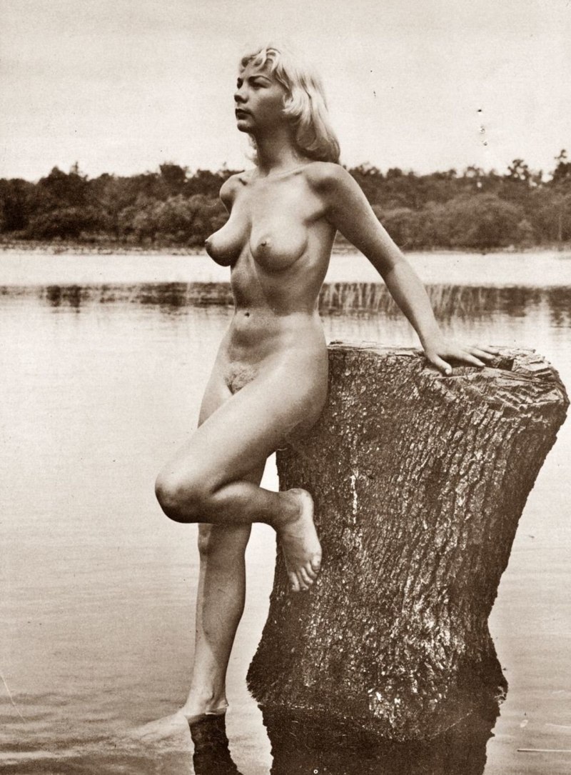 Винтаж ретро голая у бассейна